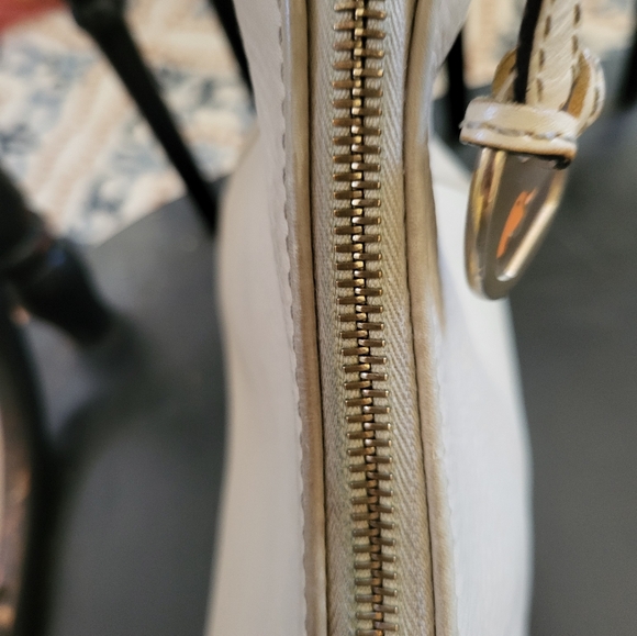 Dooney and Bourke vintage Ivory pebbled medium hobo shoulder bag. - Picture 13 of 16